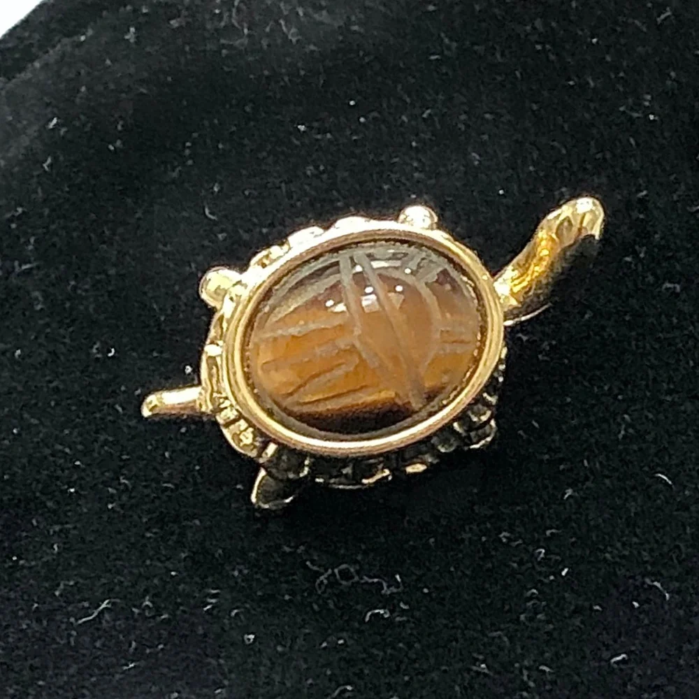 VINTAGE TURTLE LAPEL PIN WITH BROWN CARVED SCARAB DESIGN SHELL